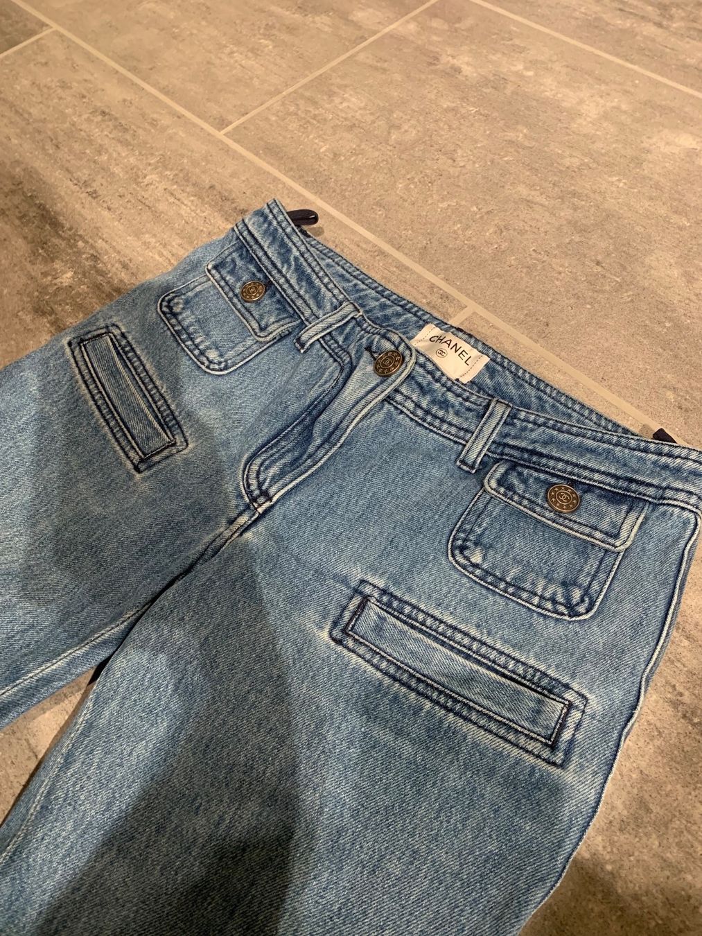 Chanel Jeans: Jeans Chanel Hose – Usato da Zell LU venduto da AliAli24 7