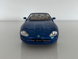 Jaguar XK8 Cabriolet 1:18 Maisto blau