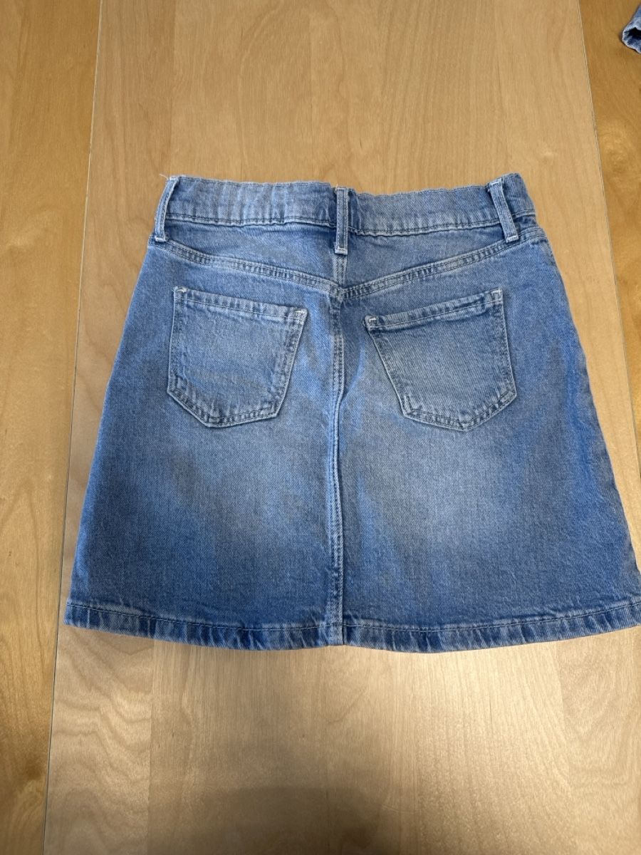 H&M Kleiderpakete & -sets: Jeanskleid und Jeansrock 134 – Gebraucht aus Schmerikon von BiancaM03 4