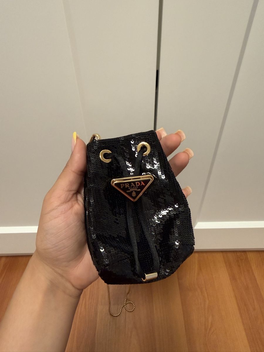 Prada Sacs femmes: Prada Pailletten Mini Bucket Bag Schwarz – D'occasion à Lohn-Ammannsegg par aemu12 1