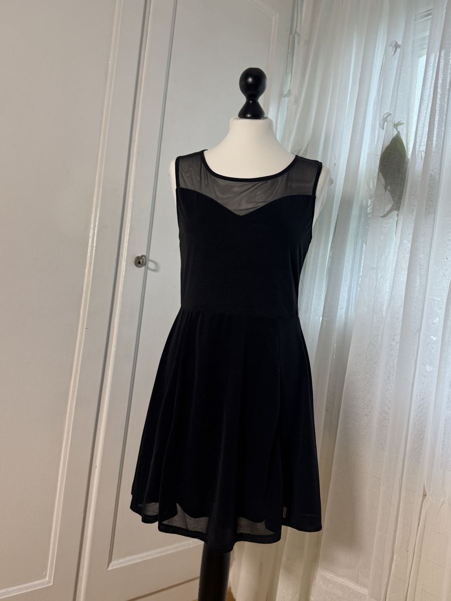 H&M Vestiti: Schwarzes Kleid mit Tülleinsatz Gr. M – Usato da Wetzikon ZH venduto da el-lustigo2 1