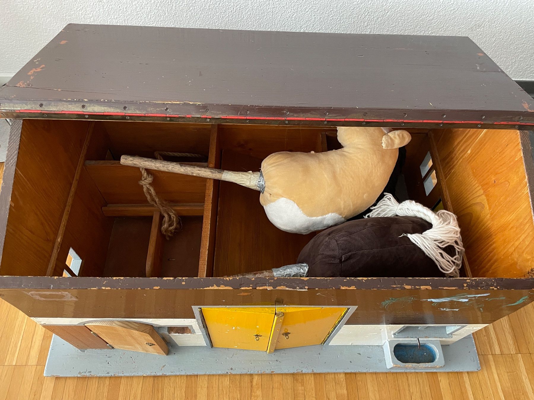 Giocattoli: Stall / Bauernhof - Holz - massiv - 2 Steckenpferde – Usato da Neftenbach venduto da Justine76 3