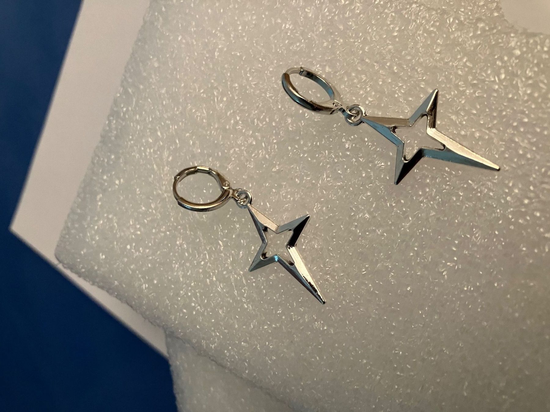 Orecchini pendenti & Orecchini a lobo: Modeschmuck, Silberfarbener Sternen Ohrhänger,  Neu – Nuovo (secondo la descrizione) da Affoltern am Albis venduto da Dlotti 1