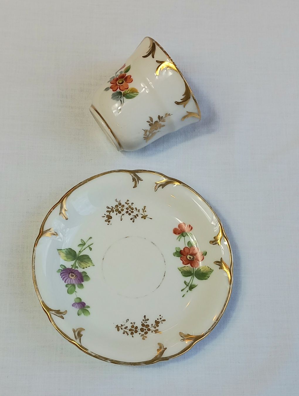 Tassen: Antike Kaffeetasse mit Unterteller, Blumendekor, Goldrand – Gebraucht aus Buchs AG von Dzirul 2