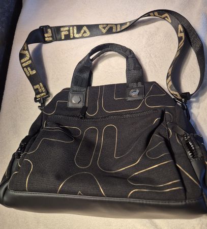 Schicke Fila Handtasche, schwarz-gold, neu, viele Fächer