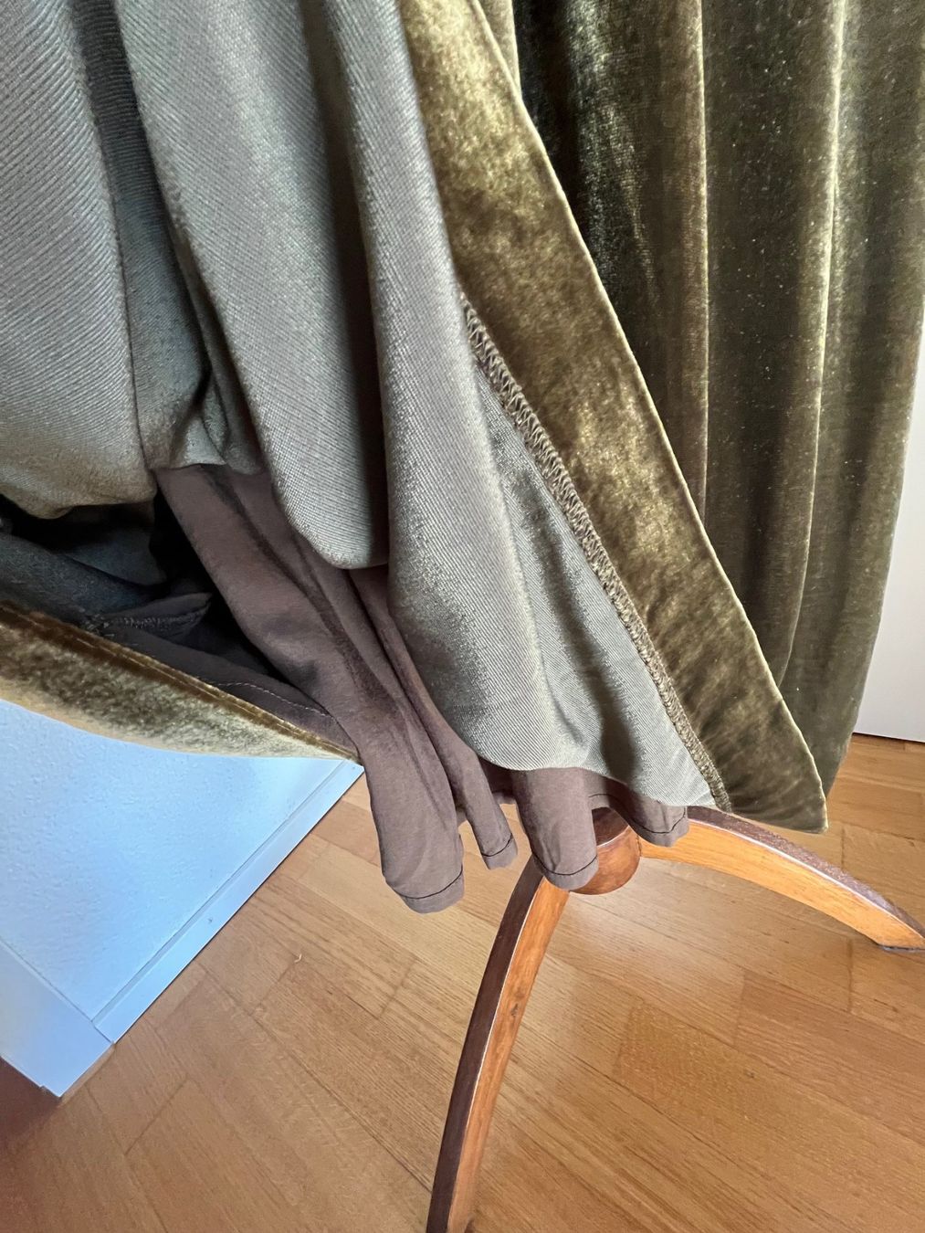 Vestiti: TOAST Kleid Samtkleid – Usato da Luzern venduto da Aleoschli 6
