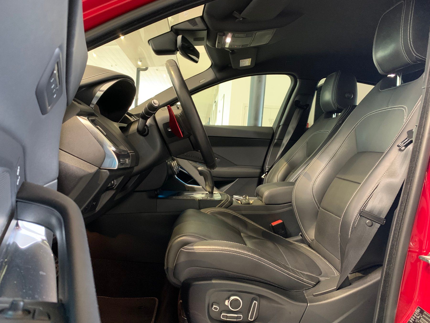 Jaguar Autos: Jaguar E-Pace P300 R-Dyn. S AWD – Gebraucht aus St. Gallen von  3