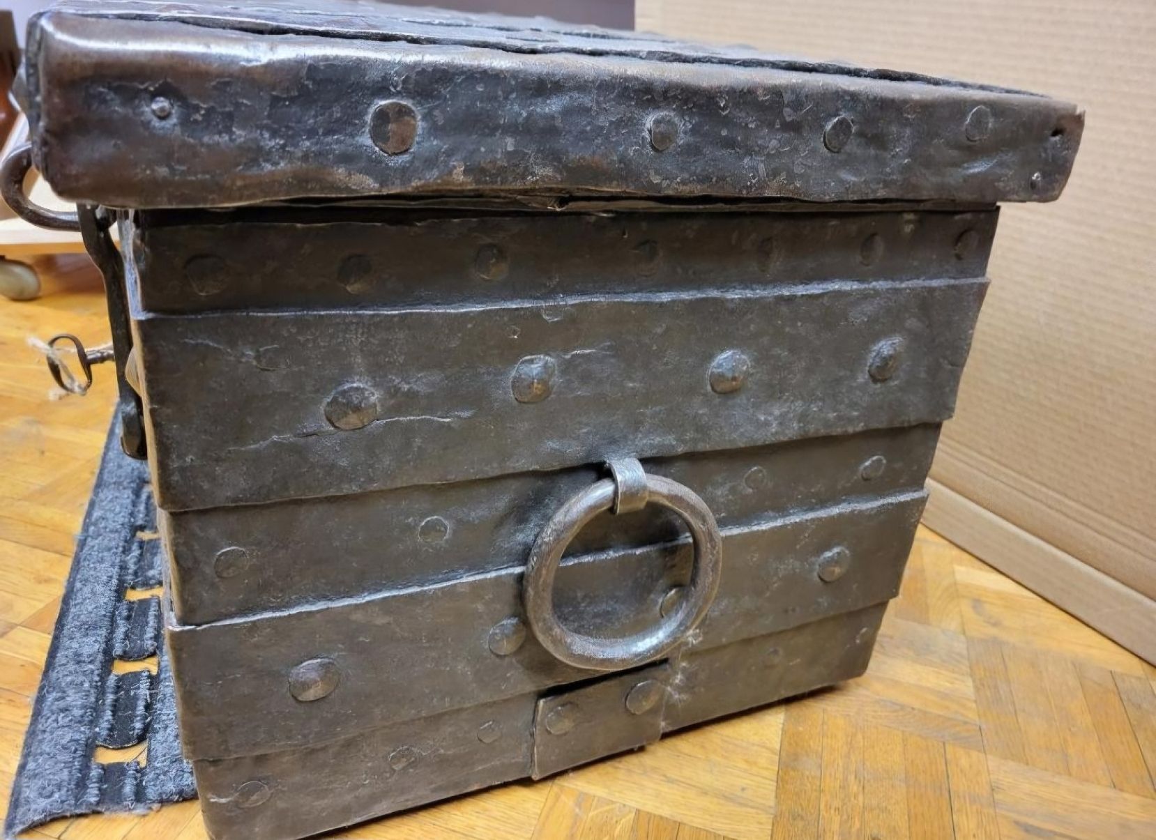 Truhen: eisen truhe museal – Gebraucht aus Schwellbrunn von Omega-alpha 7