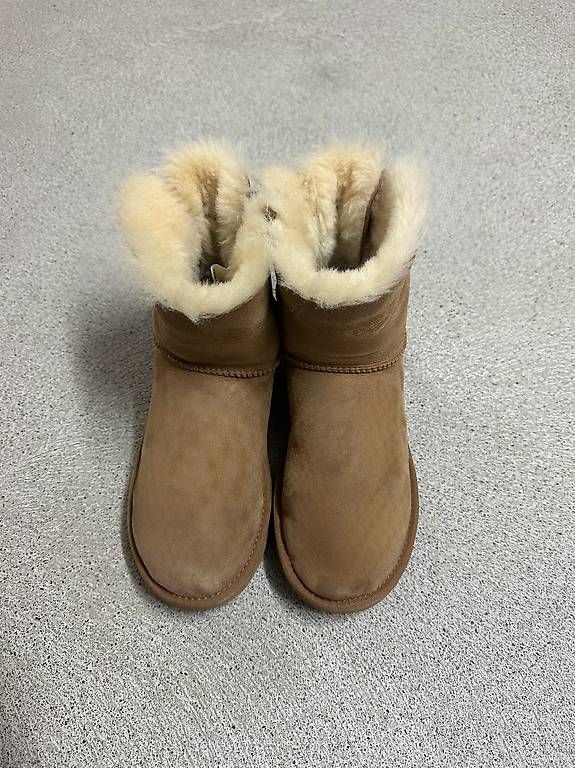 Scarpe da donna: UGGS Stiefel mit Schleifen – Usato da Spreitenbach venduto da Sabrina.dc