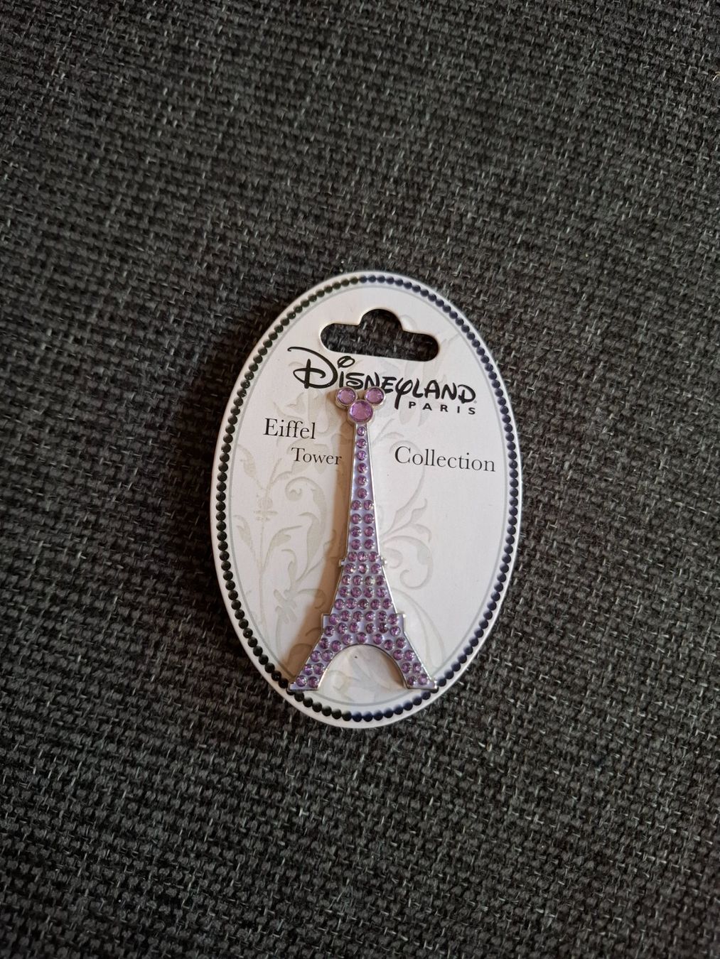 Disney Plaketten & Abzeichen: Pin Disneyland Paris – Neu und originalverpackt aus La Neuveville von maripiou