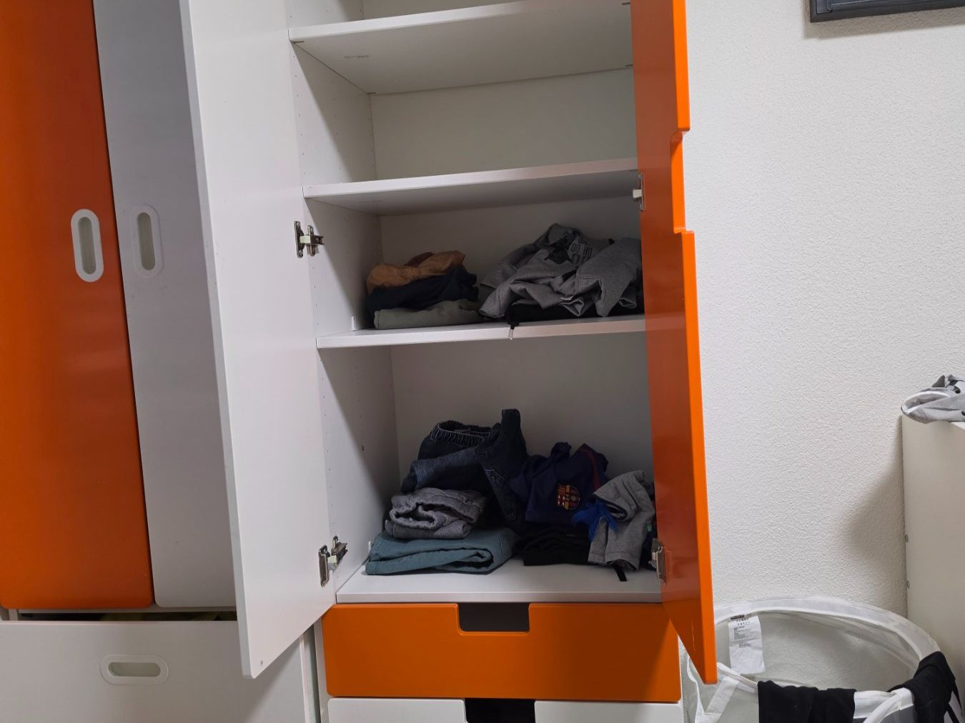 Ikea Armadi: Kleiderschrank orange weiss mit Schubladen – Usato da Zürich venduto da Secondhand_Oerlikon 3