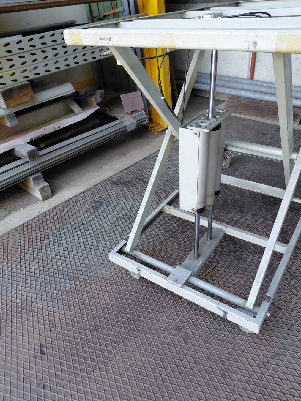 Piattaforme elevatrici & Crick: Pneumatischer Hubtisch auf Rädli – Usato da Ulisbach venduto da MSH01 5