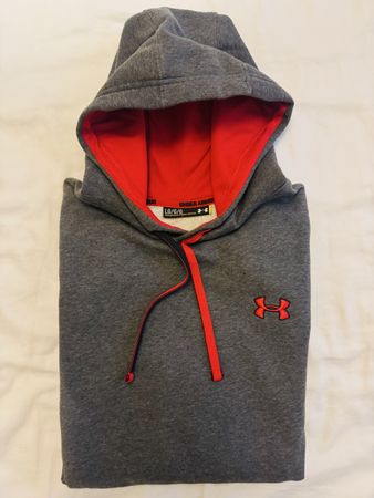 Sweat Under Armour gris/rouge, taille L - Idéal automne