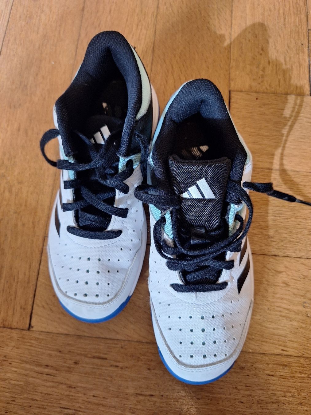 Adidas Scarpe per ragazzi: Hallenturnschuhe, Grösse 34 – Usato da Basel venduto da RomyRennard