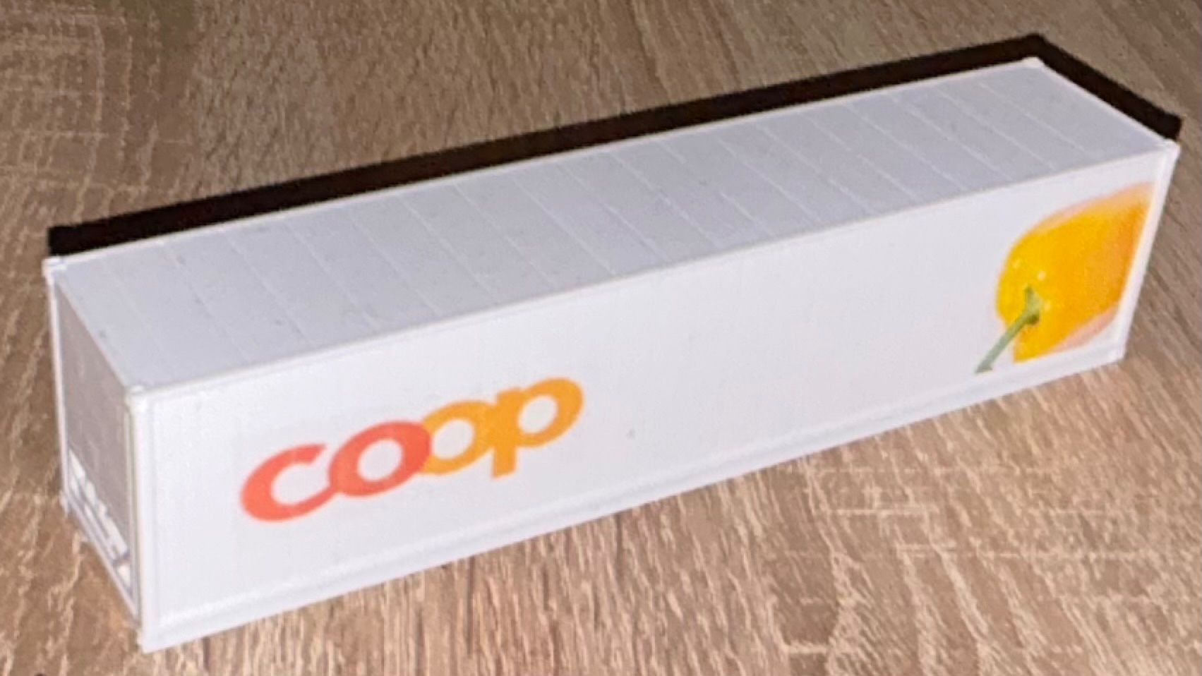 Roco Modellini di ferrovie: 1:87 Coop Kühlcontainer 45ft Peperoni – Nuovo e nell'imballaggio originale da Belp venduto da AEMA-Modellbau 1