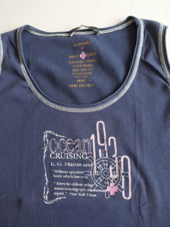 Dunkelblaues Achselshirt mit Aufdruck