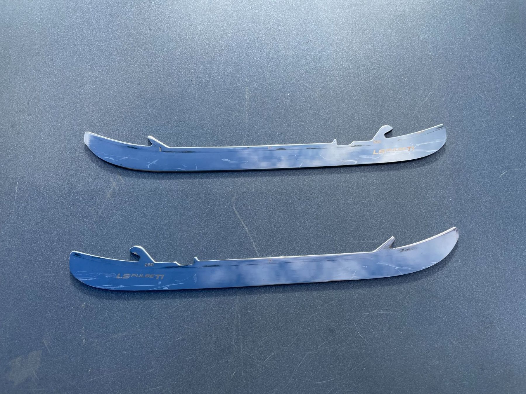 Bauer Pattini da ghiaccio: Bauer Fly TI Schlittschuh-Kufen Grösse 280 – Usato da Zürich venduto da ONA-Online 1