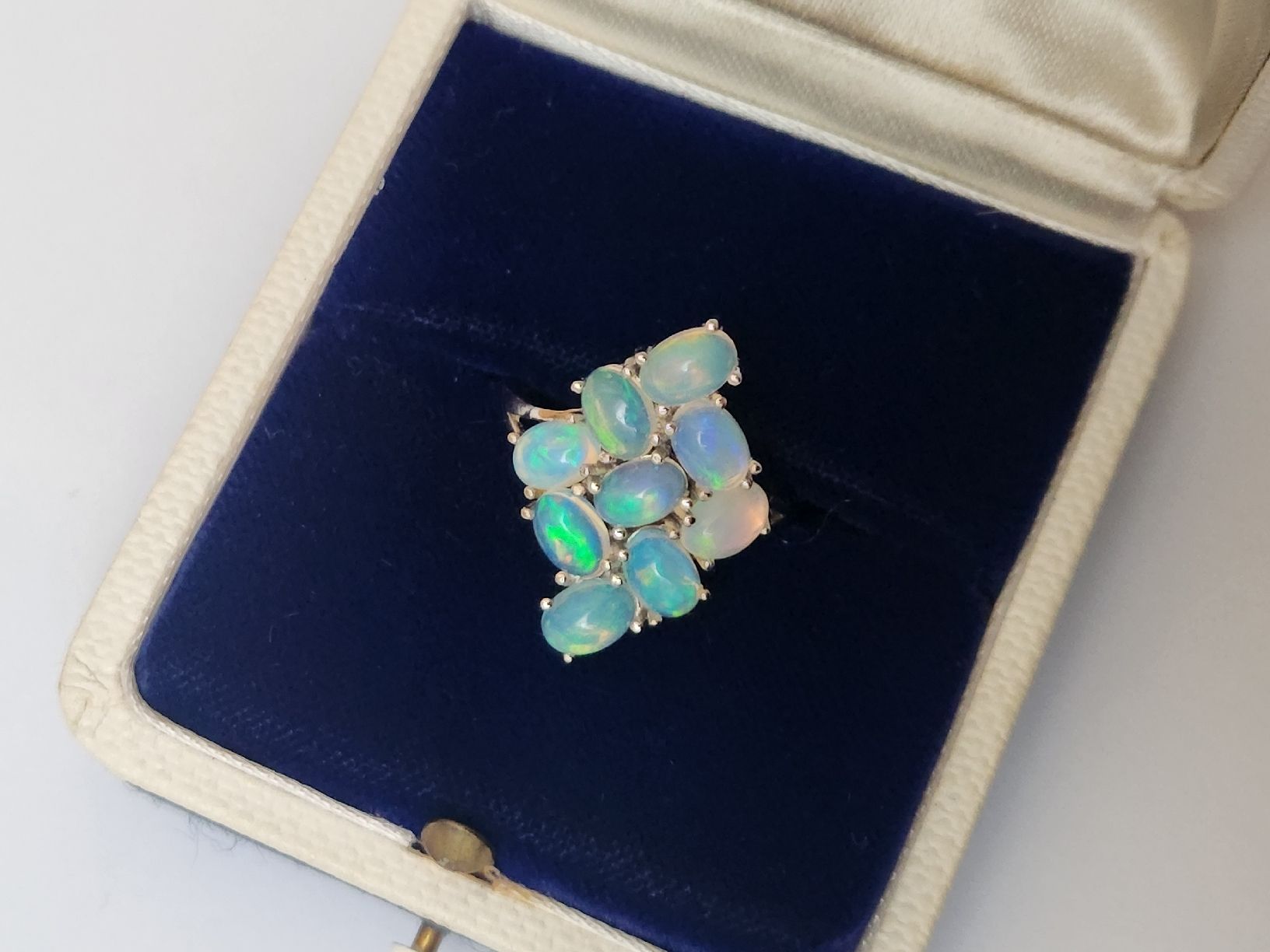 Anelli: Blue flash Opal Ring, 925 Silber, Gr. verstellbar. Neu! – Nuovo (secondo la descrizione) da St. Gallen venduto da GIULESGG 1