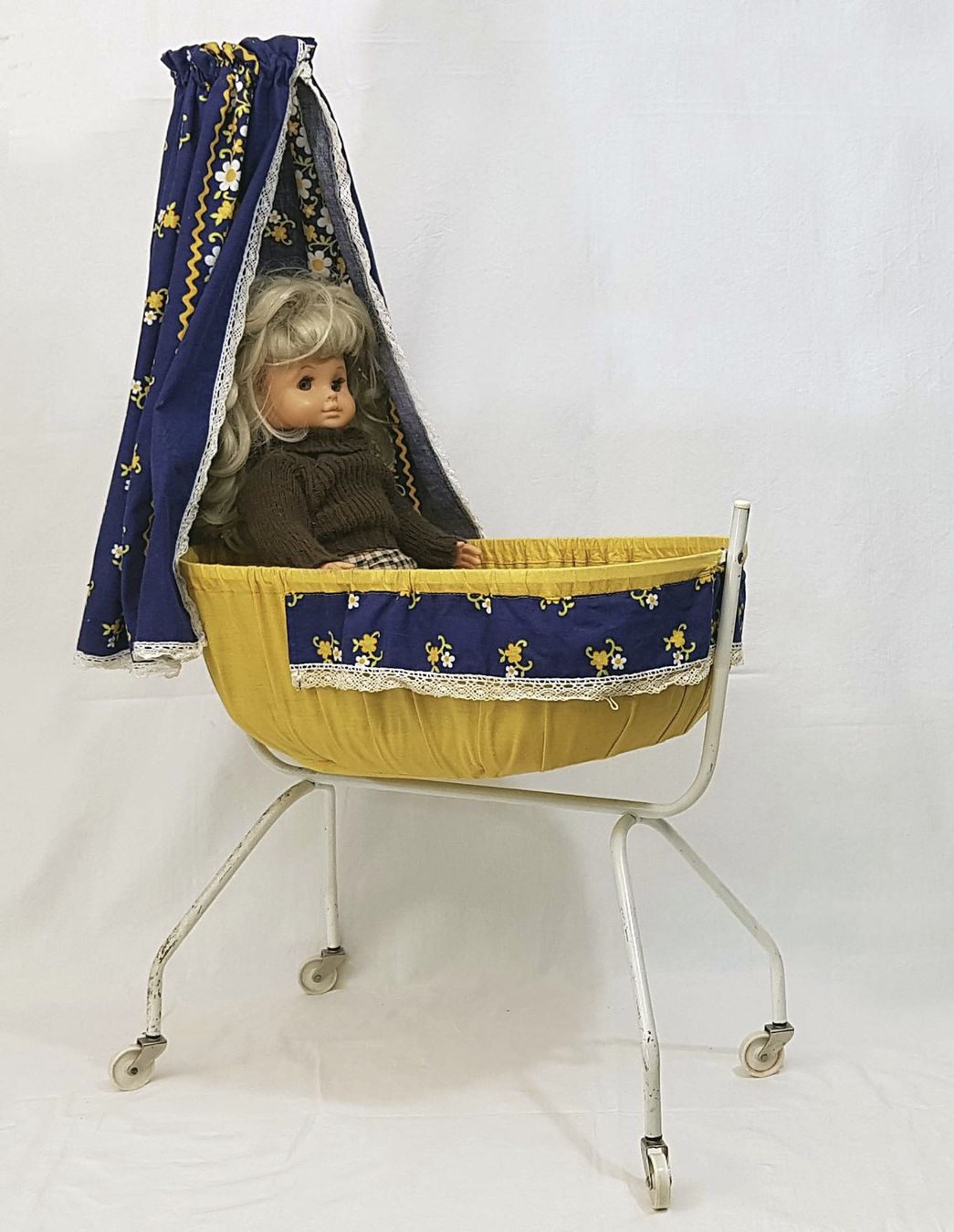 Carrozzine per bambole: Nostalgische Puppenwagen mit Puppe – Usato da Belp venduto da MetroEdi