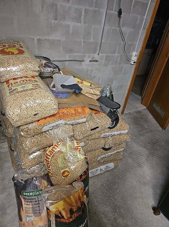 Articoli in legno: Pellets – Usato da Filzbach venduto da Ariane_SR71
