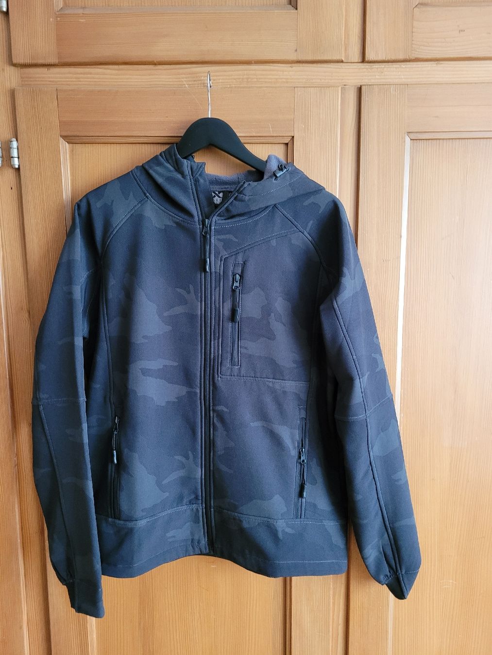 Jacken: Degré Softshell Jacke, Camouflage Optik, Top Zustand, M – Neu und originalverpackt aus Heinrichswil von Mari-75