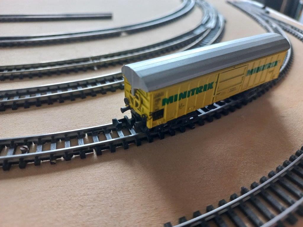 Trix Modellini di ferrovie: Güterwagen mit Werbung Minitrix Spur N, selten – Usato da Pfäffikon / ZH venduto da Pefkadett 3