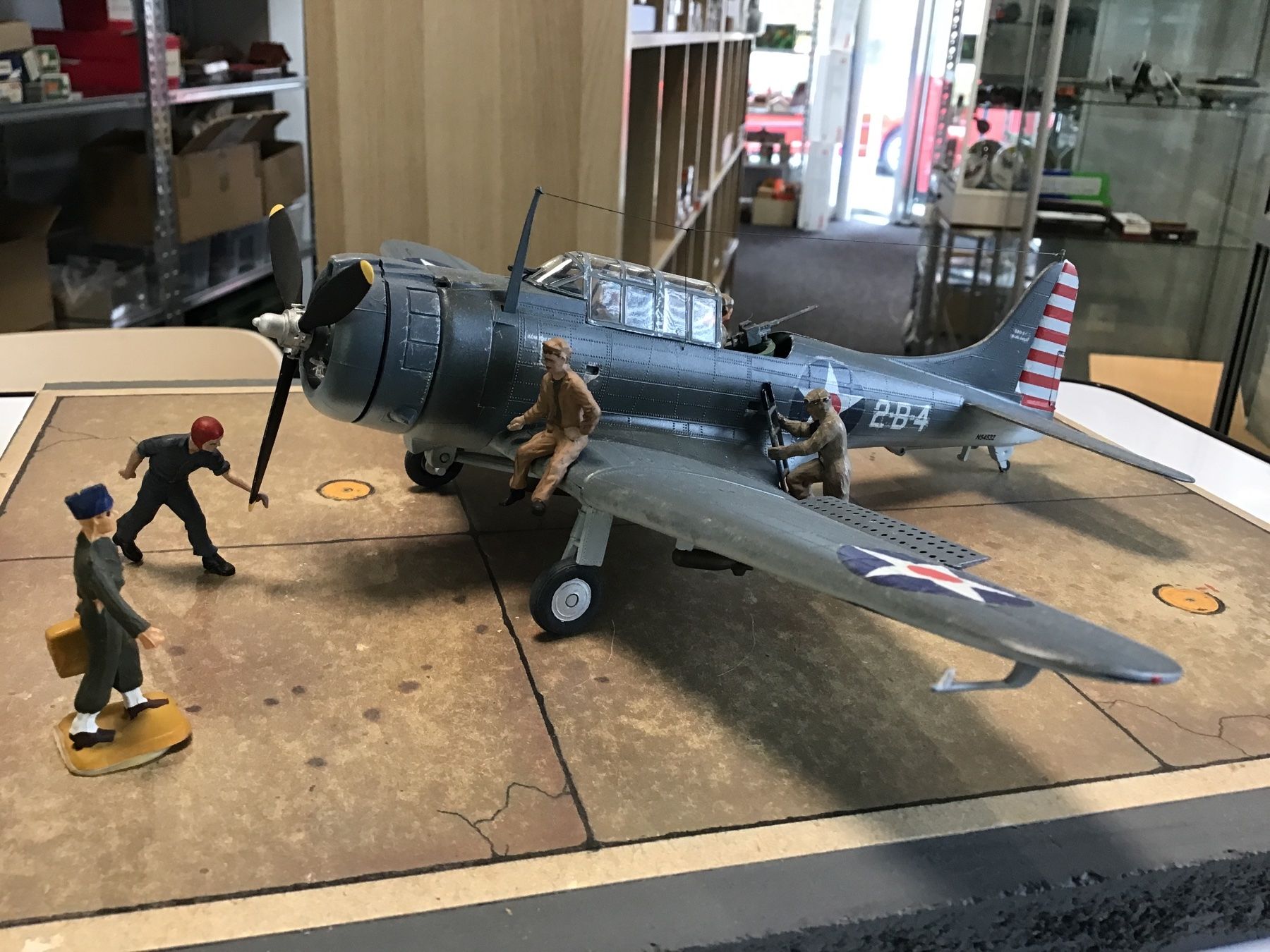 Modellbausätze & Standmodelle: Flugzeugmodell Douglas SBD Dauntless im Massstab 1:48 – Neu (gemäss Beschreibung) aus Männedorf von Modell-Spezialisten