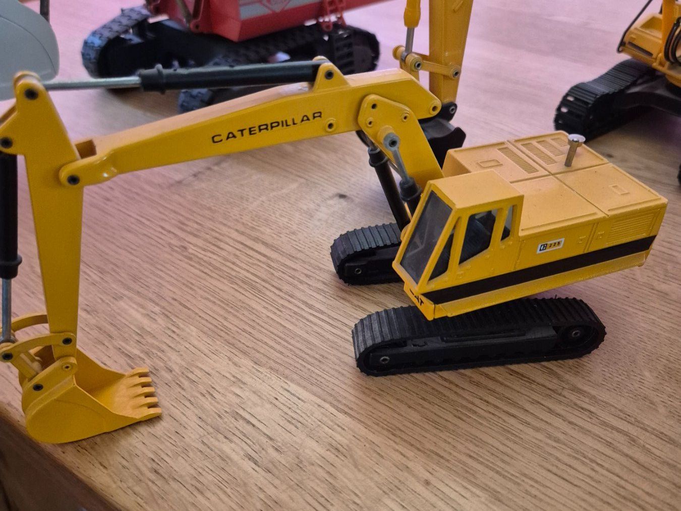Kits de montage: Caterpillar Liebherr Bagger – D'occasion à Erlenbach i. S. par Hp623