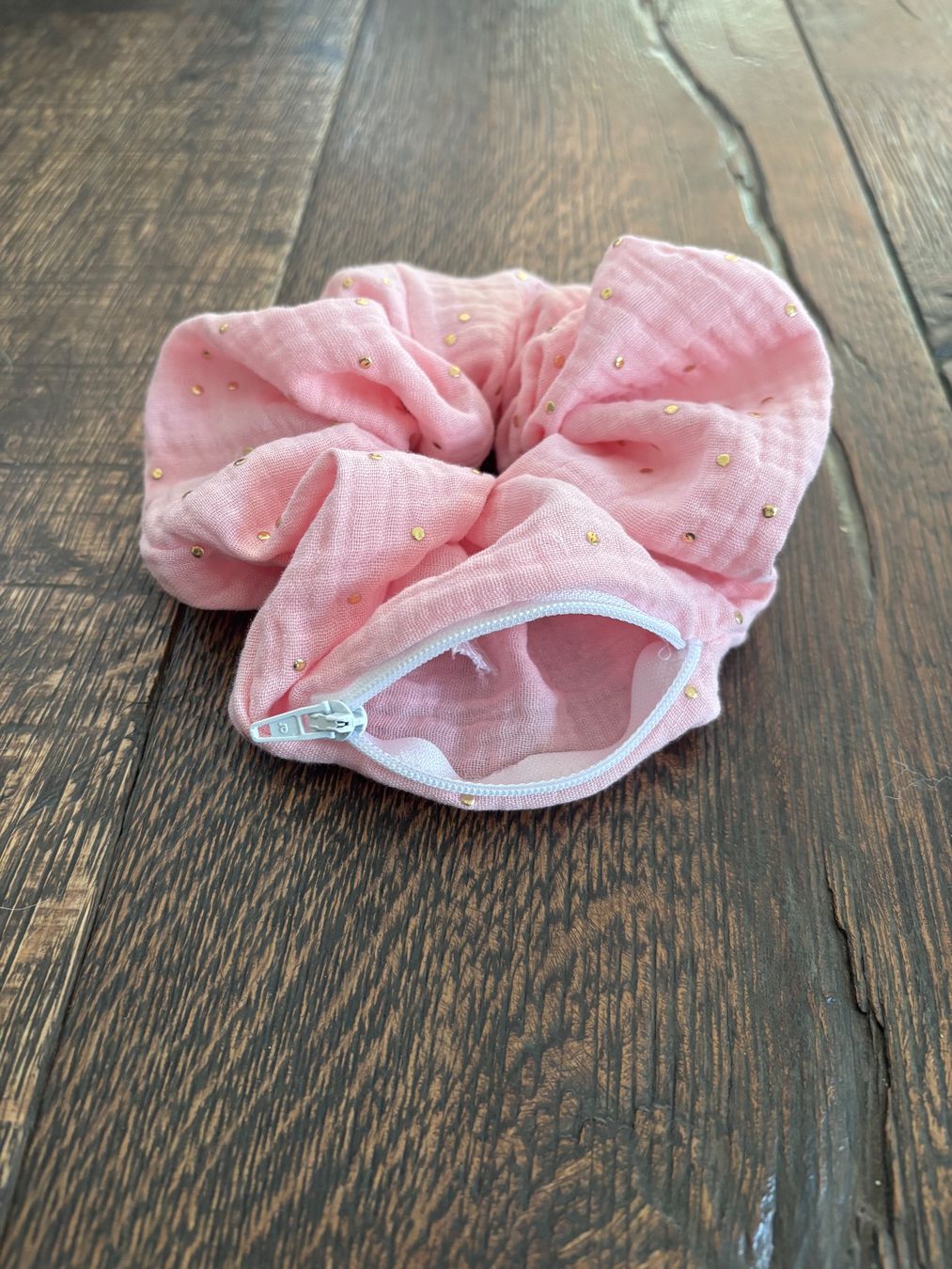 Accessori per capelli: Scrunchie mit Geheimfach, Musselinstoff – Nuovo (secondo la descrizione) da St. Niklaus VS venduto da loumonrohandmade 1