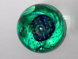 Glas Briefbeschwerer grün blau mit Luftblasen Glaskugel grün
