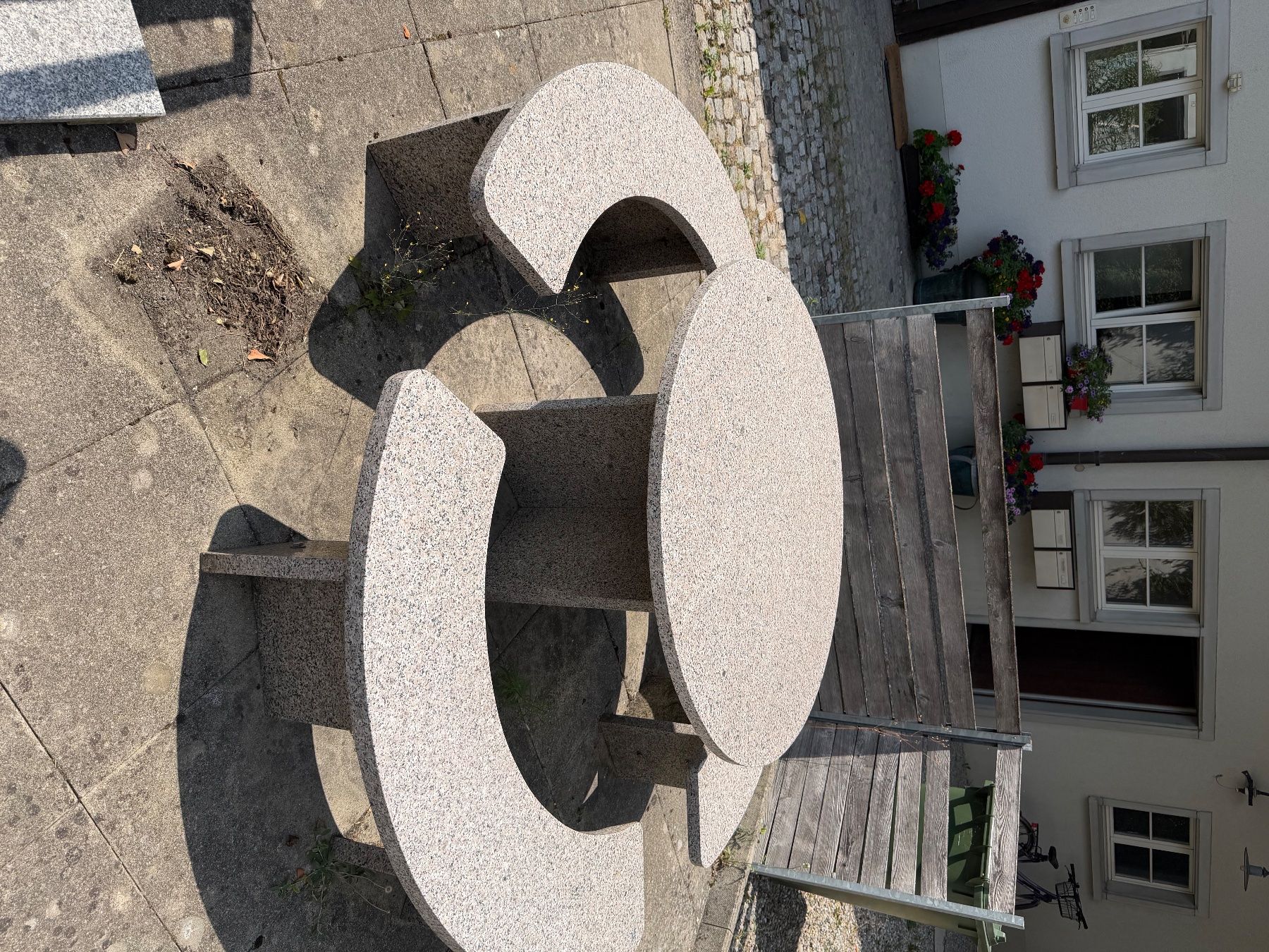 Tables: Granittisch mit Sitzbank rund – D'occasion à Wangen ZH par pme_c5hx 3