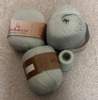 4 x 50 g hellgrünes Kaschmirgarn + gleichfarbiger Faden