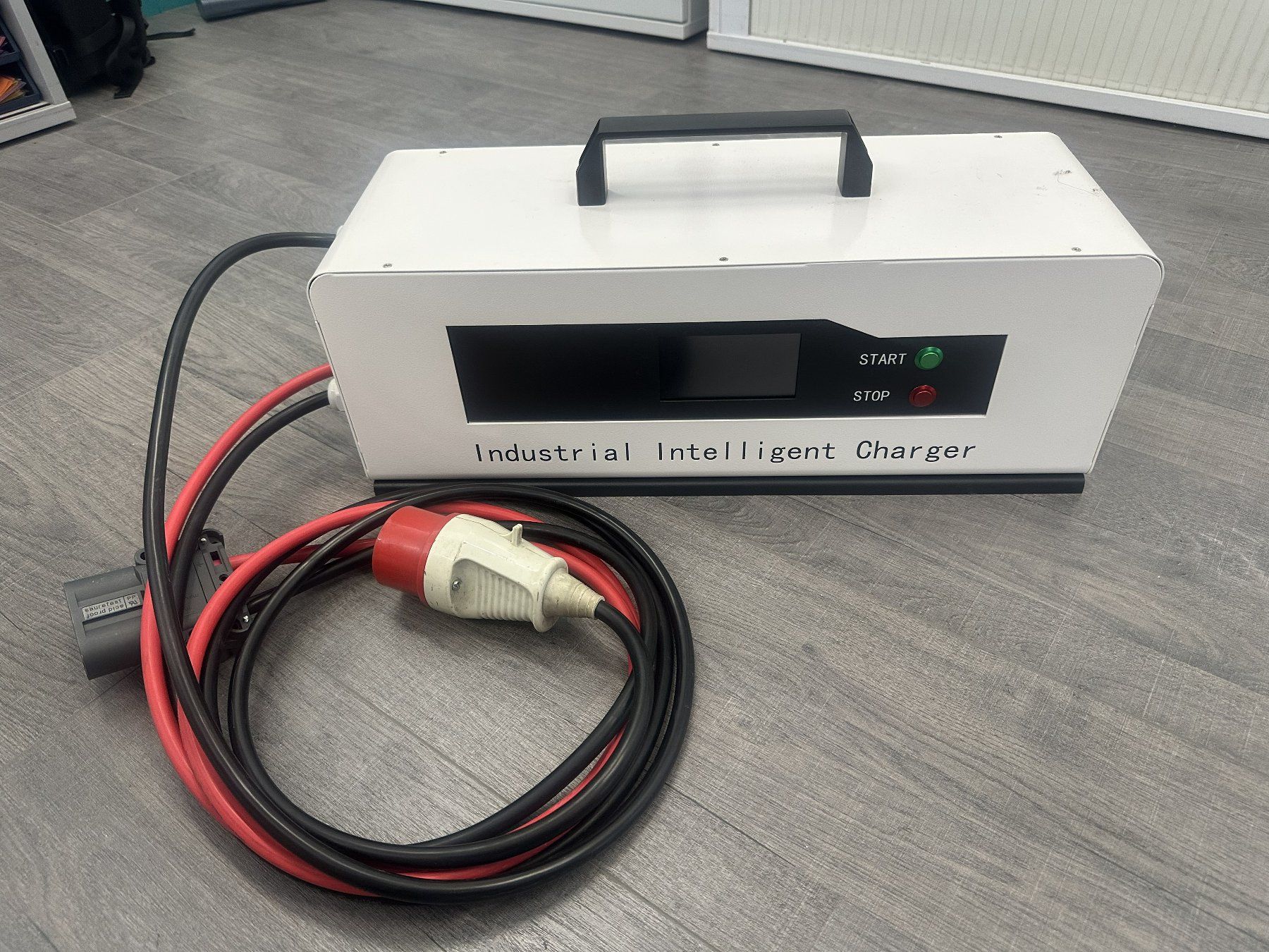 Caricatori & Batterie: Gabelstapler Ladegerät 48V / 24V für Bleiakku oder Lithium – Nuovo e nell'imballaggio originale da Romanshorn venduto da staplerboss