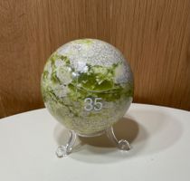 Die ganze Welt in einer Serpentinkugel vom Meister poliert