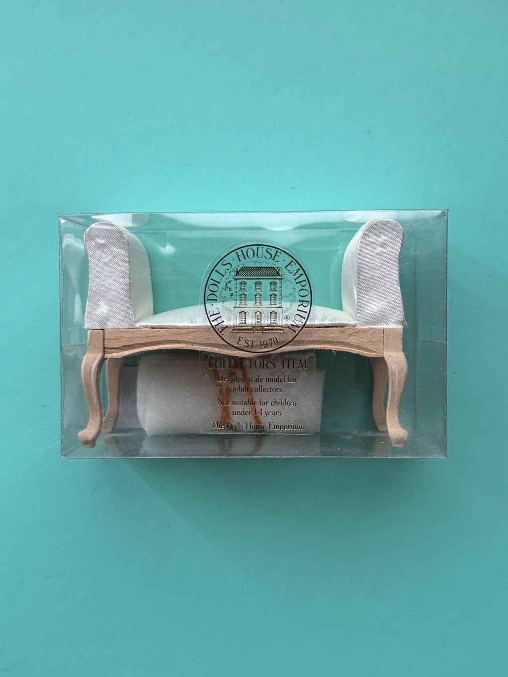Case e mobili per bambole: Fenstersitz George III England – Nuovo e nell'imballaggio originale da Grabs venduto da Puppestuebli 6