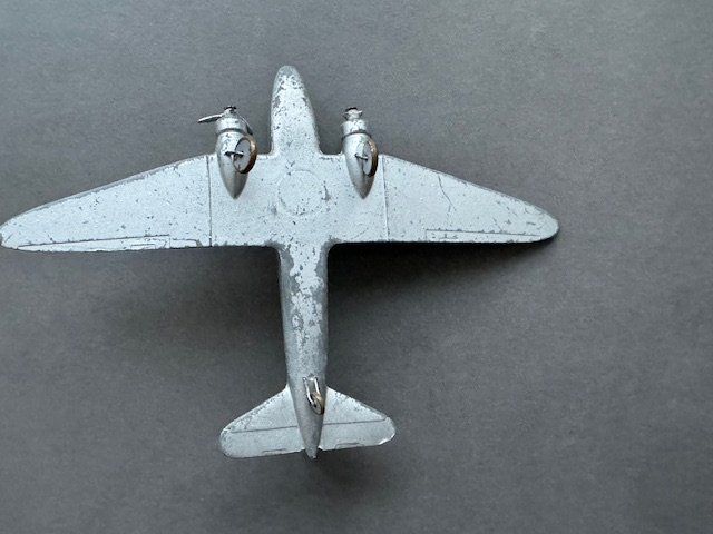 Swissair Kit di modellismo & Modellini statici: Uraltes Flugzeug "SWISSAIR DC-3" – Usato da Honau venduto da sainj 2