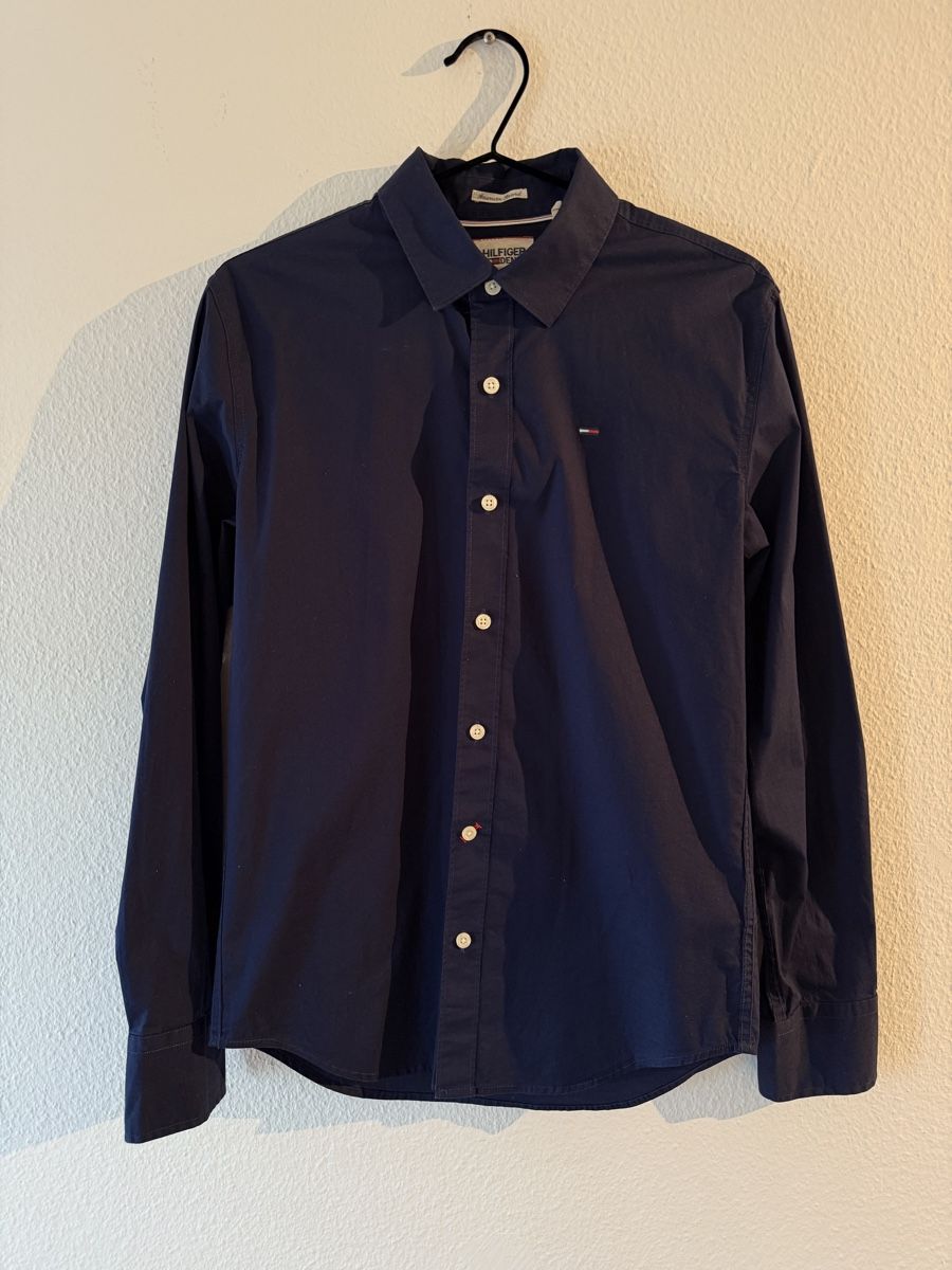 Tommy Hilfiger Hemden: Dunkelblaues Tommy Hilfiger Hemd Gr. S – Gebraucht aus Hinteregg von Burki888