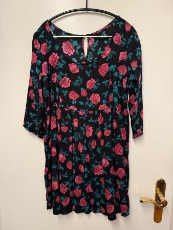 Schönes Kleid aus Baumwolle mit Blüten