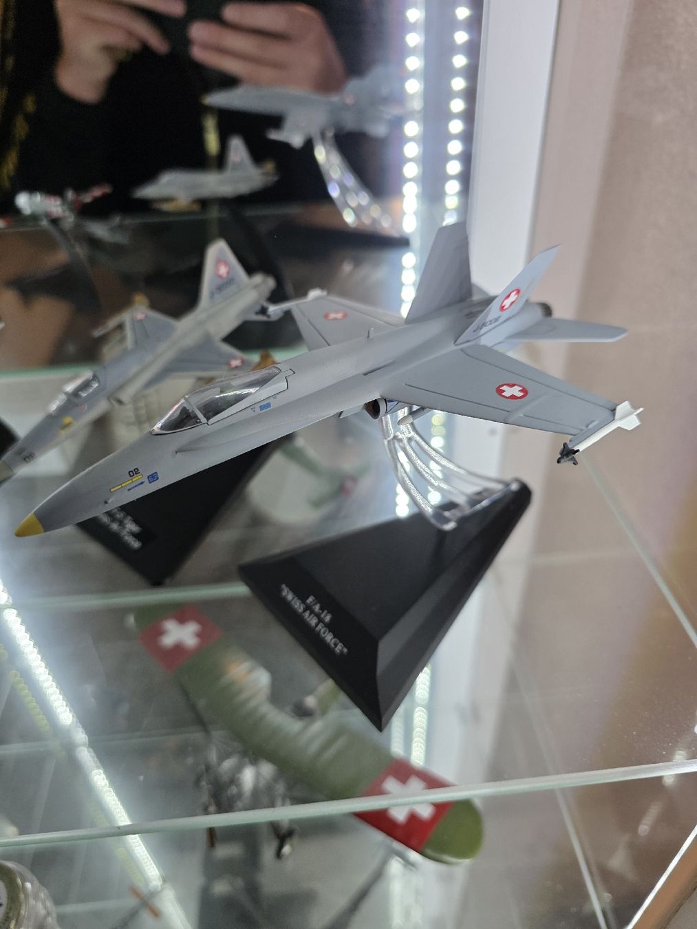 Swiss Modellbausätze & Standmodelle: Fa18 swiss 1:100 j-5002  – Neu und originalverpackt aus Lentigny von kev_j2xf