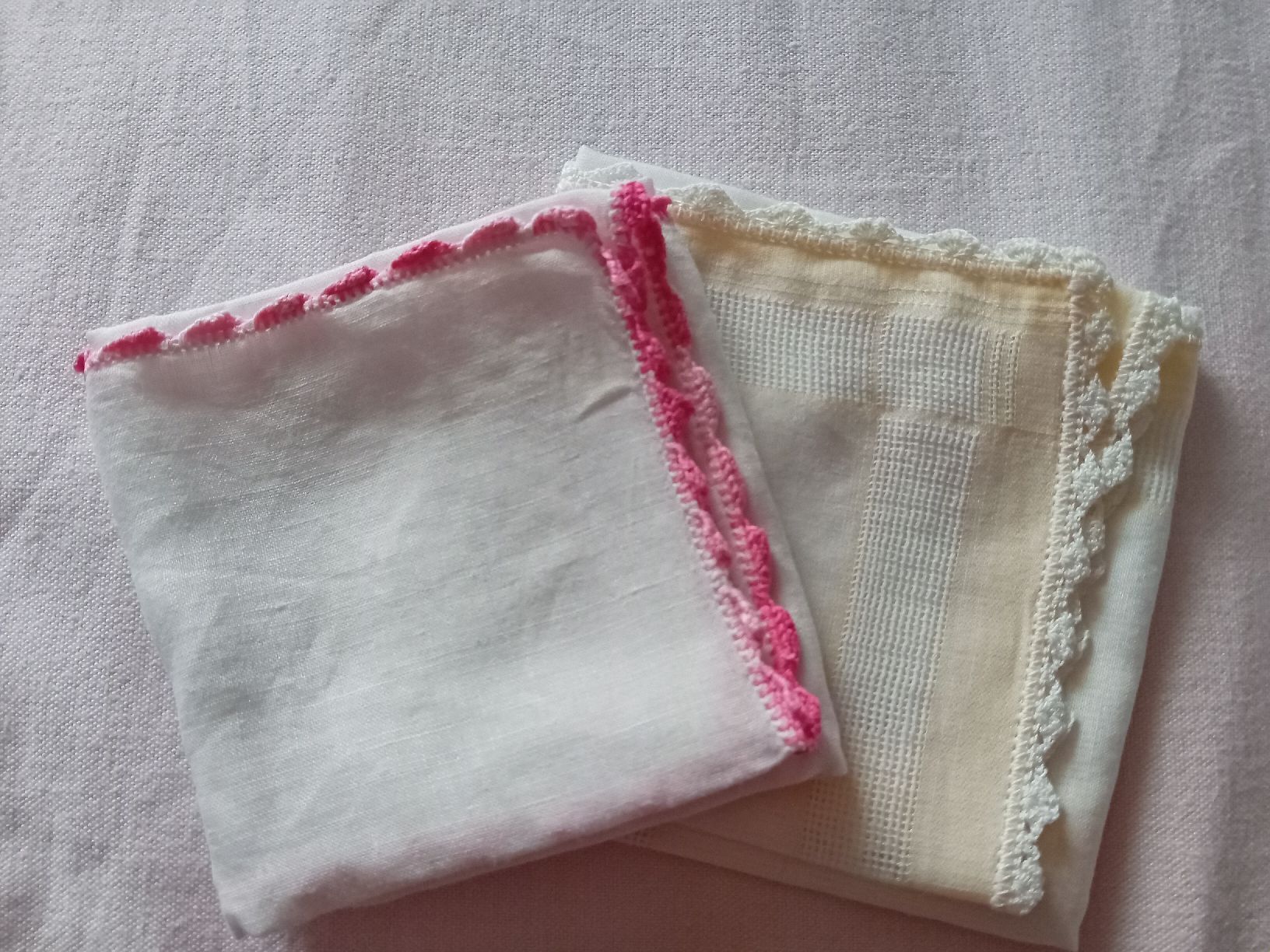 Sonstige Kleidung & Accessoires: 2 umhäkelte Taschentücher – Gebraucht aus Witterswil von hele04