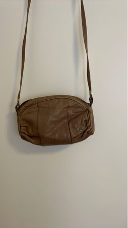 Elegante borsa a tracolla in vera pelle marrone vintage.