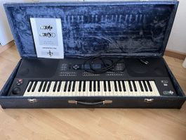Pianola elettrica con valigia e piede
