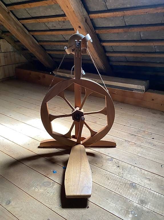 Spinnräder: Exklusives Spinnrad aus Kirschbaumholz – Gebraucht aus Langnau i. E. von sug_ln7h 1