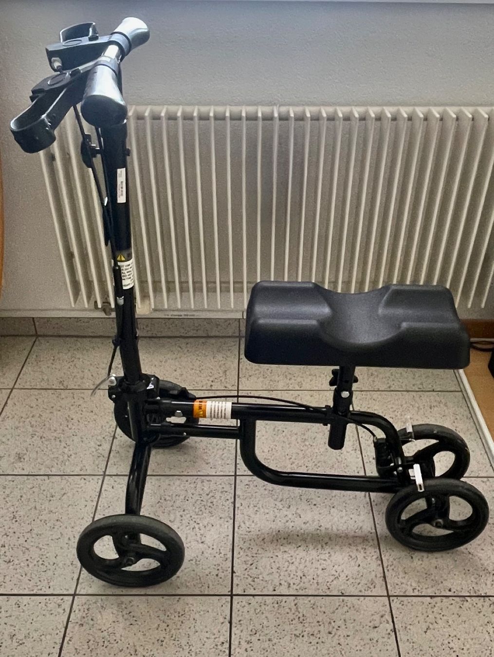 Ausili per la deambulazione: Knie Roller / Walker – Usato da Wila venduto da Lokelo