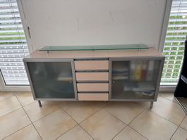 Möbel mit Glasfronten in sehr gutem Zustand