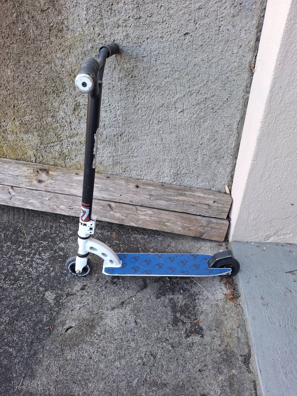 Kickboard: Stunt Scooter Freestyle Roller stabil gebraucht mit Pegs – Gebraucht aus Hunzenschwil von Fluz 1