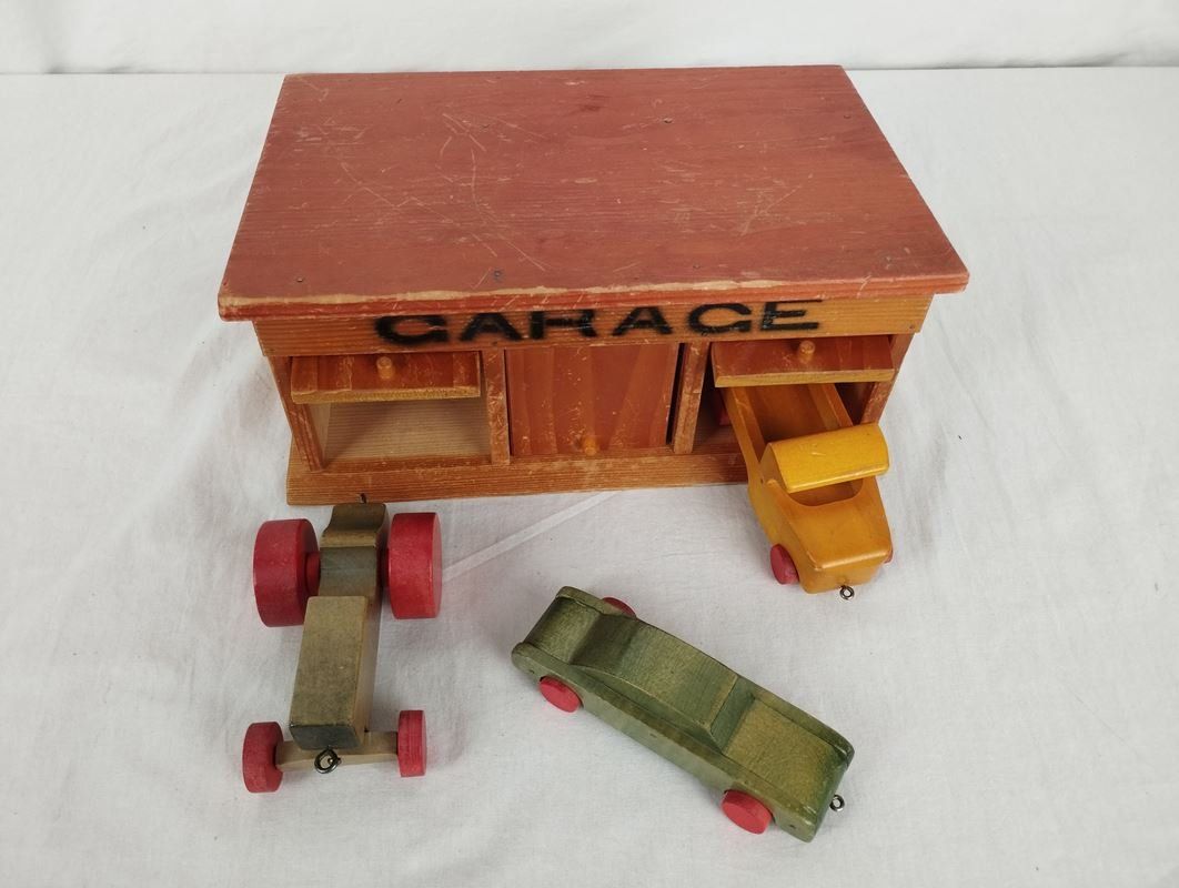 Spielzeuge: Antike Holz-Spielzeug-Garage – Gebraucht aus Schübelbach von Restwert_Schubelbach
