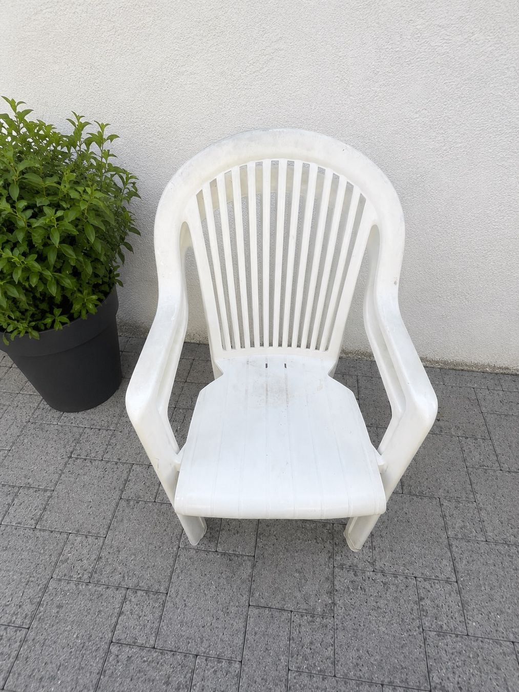 Sedie: 2er-Set weisse Kunststoff Gartenstühle – Usato da Winterthur venduto da Lalacla 1