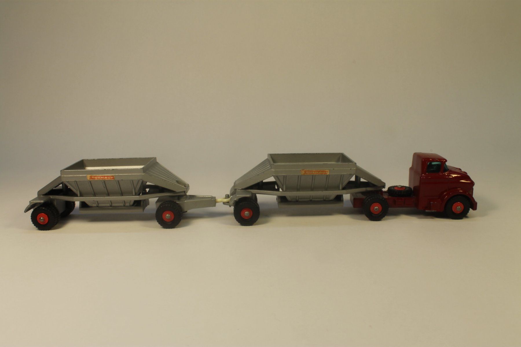 Matchbox Modellini d'auto: Matchbox Major Pack M4B GMC Fruehauf Hopper – Usato da Zofingen venduto da Trukli58 1