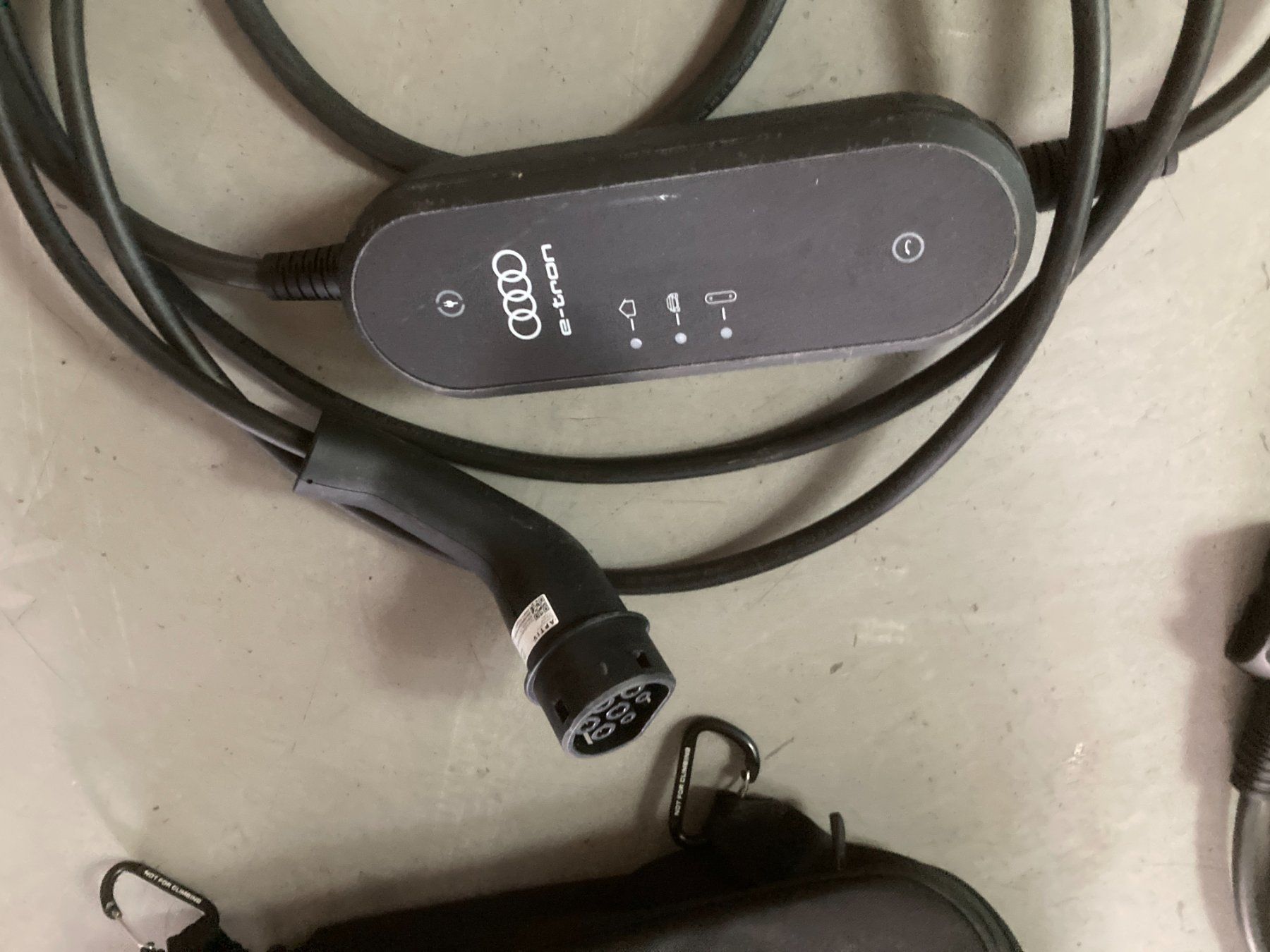 Mennekes Batterie-Ladegeräte: Audi e-tron Ladekabel mit CEE Stecker und Tasche Type 2 – Gebraucht aus Cham von WB2223 2